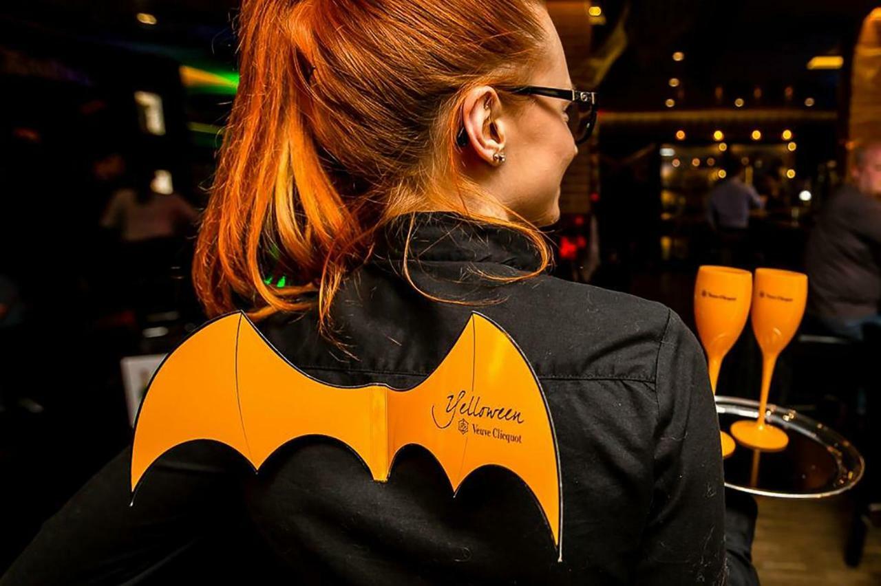 City Park Hotel & Residence Poznan Ngoại thất bức ảnh A waitress wearing the iconic bat wings